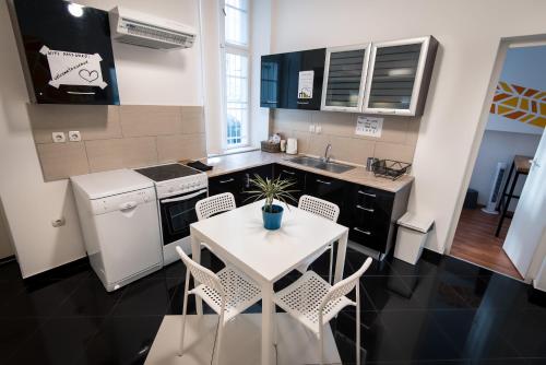 Kuchyň nebo kuchyňský kout v ubytování Avenue Hostel