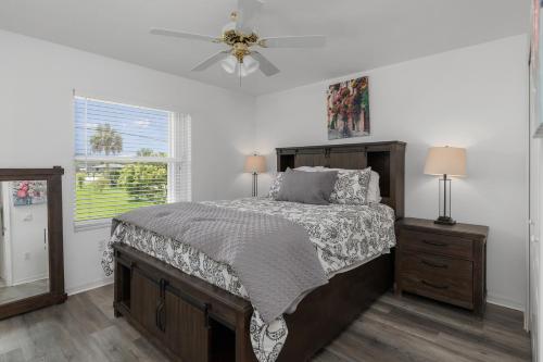 1 dormitorio con 1 cama y ventilador de techo en Punta Paradise- Enjoy a 4 bedroom pool home, en Punta Gorda