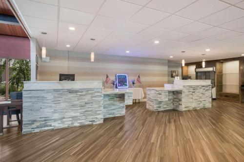 a lobby of a hospital with a stone wall at Best Western Hunt's Landing Hotel Matamoras Milford in Matamoras