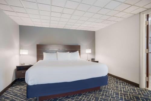 a bedroom with a large white bed and a window at Best Western Hunt's Landing Hotel Matamoras Milford in Matamoras