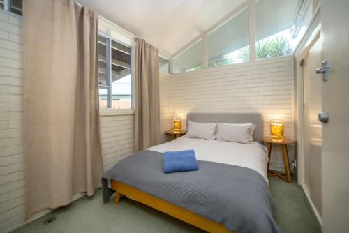 - une petite chambre avec un lit et une fenêtre dans l'établissement MidCentury On Stras, à Martinborough