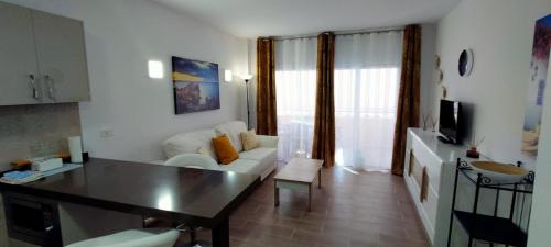 Luminoso y bonito apartamento con piscina en frente del mar