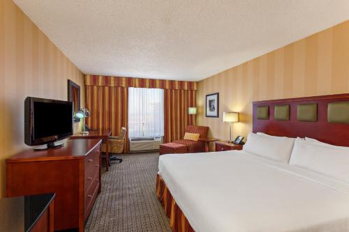 una camera d'albergo con un letto e una TV a schermo piatto di Holiday Inn Sacramento Downtown-Arena by IHG a Sacramento