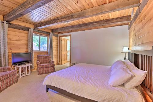 ein Schlafzimmer mit einem Bett und einem Flachbildfernseher in der Unterkunft Less Than 1 Mi to Dtwn! Lakefront Manitou Cottage in Suttons Bay