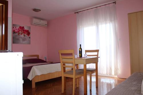 pokój ze stołem, krzesłami i łóżkiem w obiekcie Studio Bibinje 5786b w Bibinje