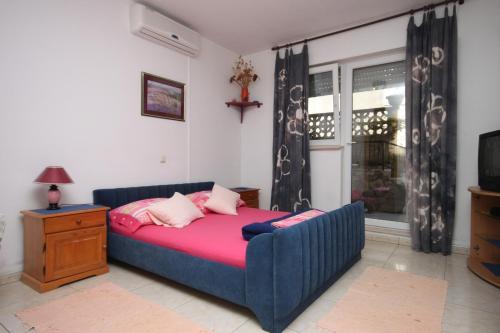 Apartments and rooms with parking space Makarska - 6834