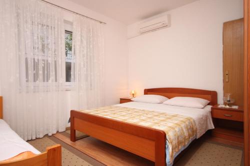 Apartments with a parking space Makarska - 6753