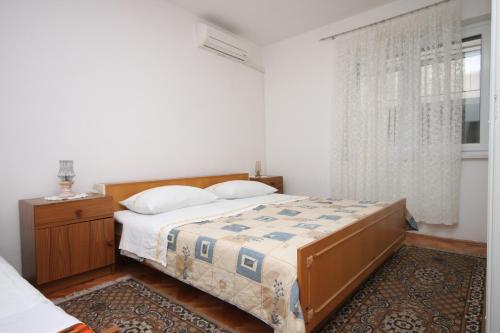 Apartments with a parking space Makarska - 6753