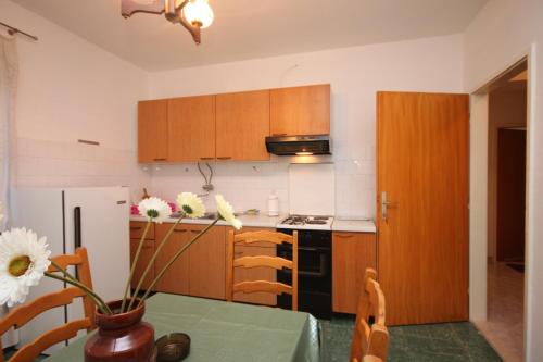 Apartments with a parking space Makarska - 6753