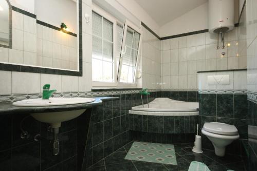 Ένα μπάνιο στο Apartments with a parking space Baska Voda, Makarska - 6785