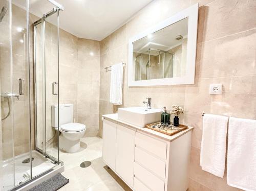 波多的住宿－Central and Spacious Loft with free parking，浴室配有卫生间水槽和淋浴。