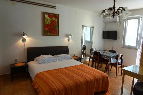 een slaapkamer met een bed en een eetkamer bij Apartments by the sea Podaca, Makarska - 6821 in Podaca