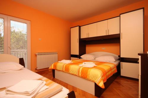 En eller flere senger på et rom på Apartments with WiFi Starigrad, Paklenica - 6577