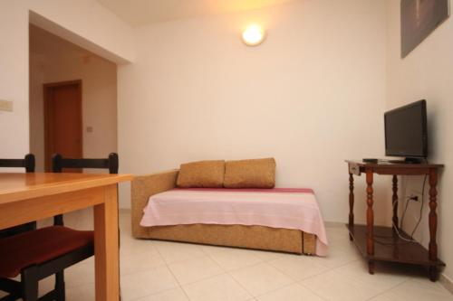 Apartments with a parking space Makarska - 6885