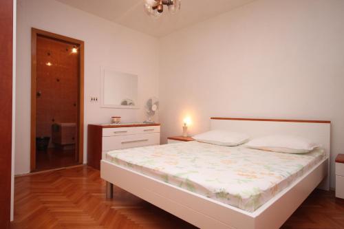 Apartments with a parking space Makarska - 6885