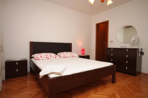 Apartments with a parking space Makarska - 6885