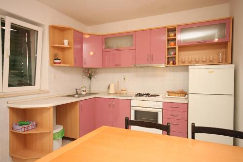 Apartments with a parking space Makarska - 6885