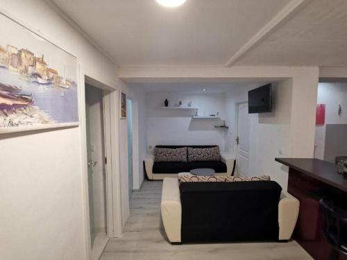 TV a/nebo společenská místnost v ubytování Apartments by the sea Sibenik - 14802