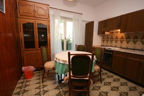 een keuken met een tafel en stoelen en een raam bij Apartments and rooms with parking space Podgora, Makarska - 6706 in Podgora