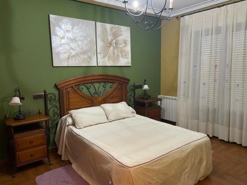 康斯埃古拉的住宿－Casa espaciosa con sala de juntas，一间卧室配有一张床和一个吊灯