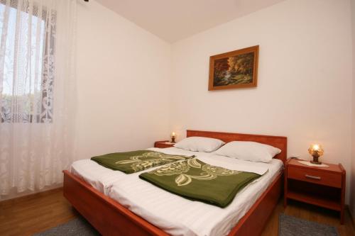 Postel nebo postele na pokoji v ubytování Apartments with a parking space Mandre, Pag - 6517