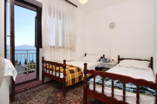 Ένα ή περισσότερα κρεβάτια σε δωμάτιο στο Rooms by the sea Podaca, Makarska - 6824