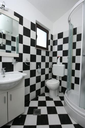 Bilik mandi di Apartments by the sea Mandre, Pag - 6457