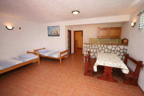 Zimmer mit 2 Betten und einem Tisch in der Unterkunft Apartment Mandre 6456b in Mandre