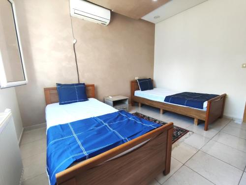 スースにあるAppart S plus 2 à Sousse zone touristiqueのベッド2台が備わる部屋
