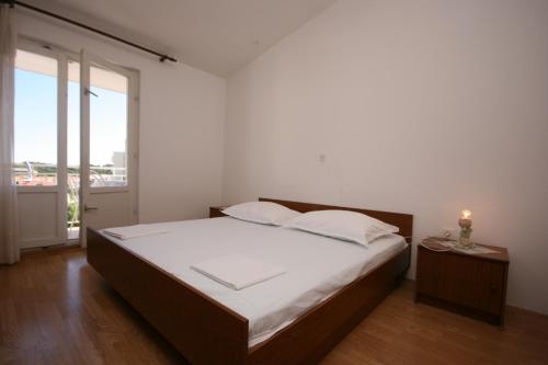 Apartments with a parking space Makarska - 6844