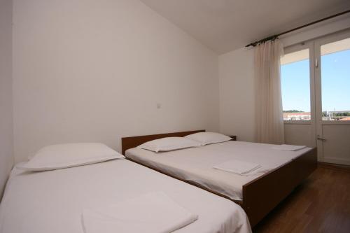 Apartments with a parking space Makarska - 6844