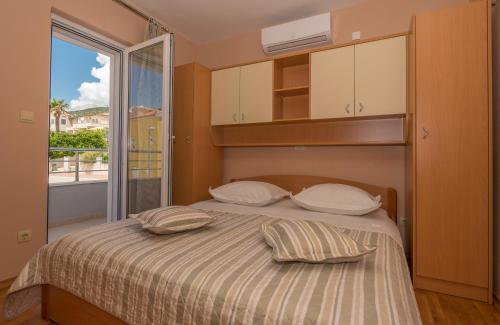 Apartments with a parking space Makarska - 6720