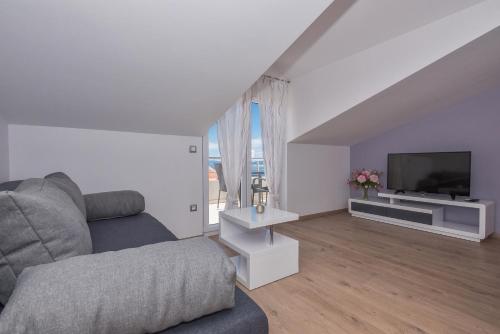 Apartments with a parking space Makarska - 6720