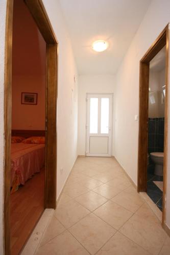 Apartments with a parking space Makarska - 6641