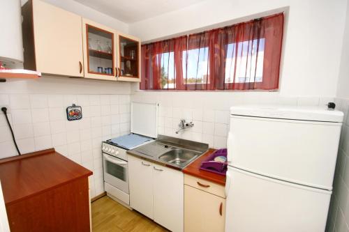 Кухня или мини-кухня в Apartments by the sea Makarska - 6738
