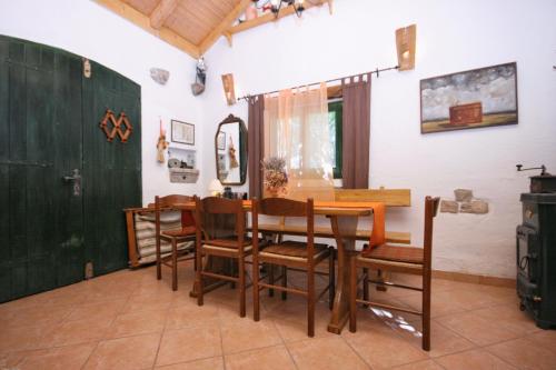 Holiday house with a parking space Makarska - 6770