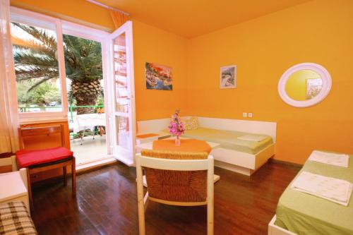 Apartments and rooms with parking space Makarska - 6644