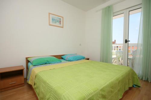 Apartments with a parking space Makarska - 6640