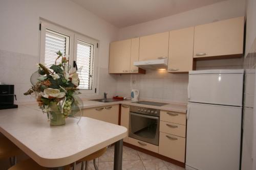 Apartments with a parking space Makarska - 6640