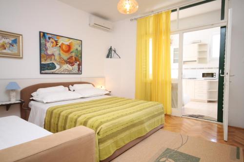 Giường trong phòng chung tại Apartments by the sea Tucepi, Makarska - 6656