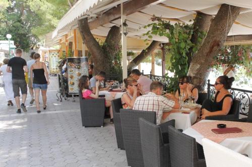Apartments by the sea Makarska - 6666