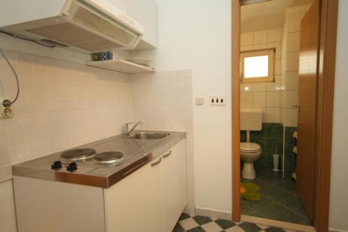 Dapur atau dapur kecil di Apartments with a parking space Makarska - 6667