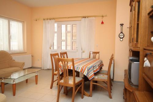 Apartments with a parking space Makarska - 6694