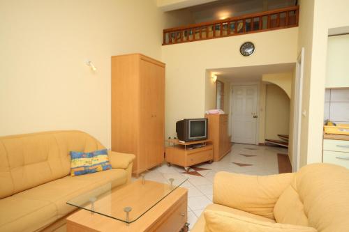 Apartments with a parking space Makarska - 6694