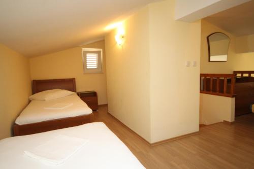 Apartments with a parking space Makarska - 6694
