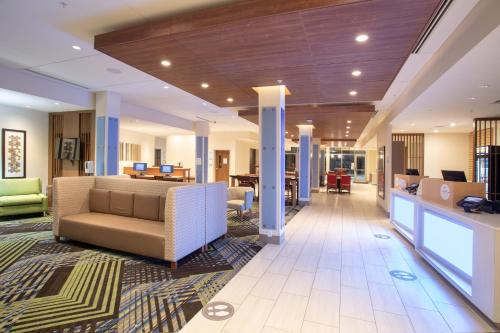 GoodlandにあるHoliday Inn Express & Suites - Goodland I-70, an IHG Hotelのホテルのロビー(ソファ、椅子付)