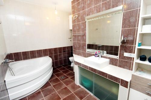 Holiday house with a swimming pool Kotisina, Makarska - 6808