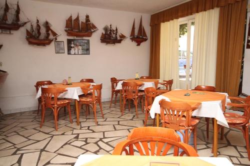 Apartments with a parking space Podgora, Makarska - 6847