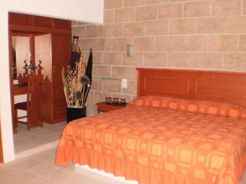 Säng eller sängar i ett rum på CASA CON SUITS DE LUJO, 2 JACUZZI Y ALBERCA PRIVADA cerca DE LA REDONDA