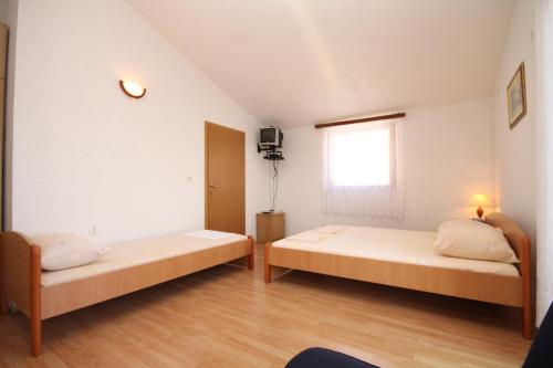 Postel nebo postele na pokoji v ubytování Apartments by the sea Podaca, Makarska - 6902